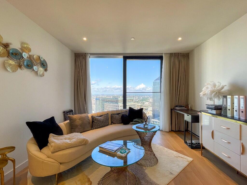 Main image of property: Hampton Tower, SQP, Canary Wharf, LONDON, E14