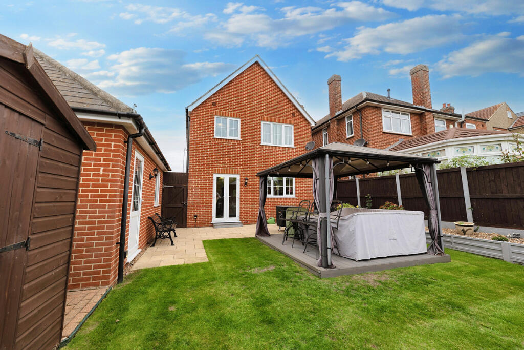 3 bedroom detached house