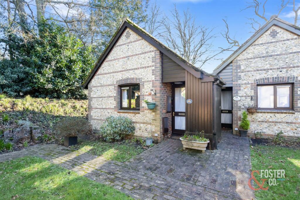 1 bedroom semidetached bungalow for sale in Springhills, Henfield, BN5