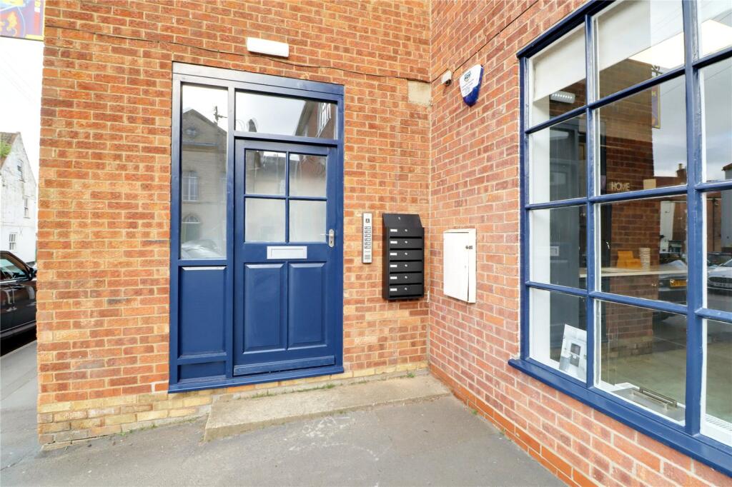 Main image of property: 13 High Street, Kirton Lindsey, DN21
