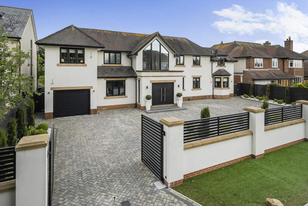 4 bedroom detached house for sale in Holmefield Avenue, Thornton