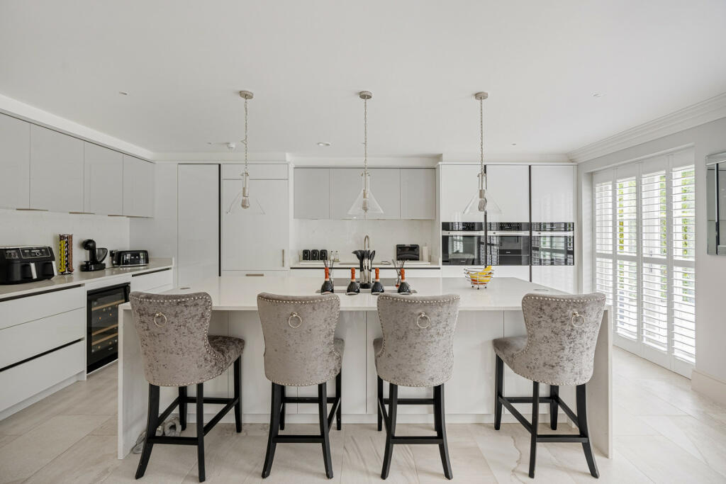 6 bedroom detached house for sale in Willoughby Lane, Bromley, BR1