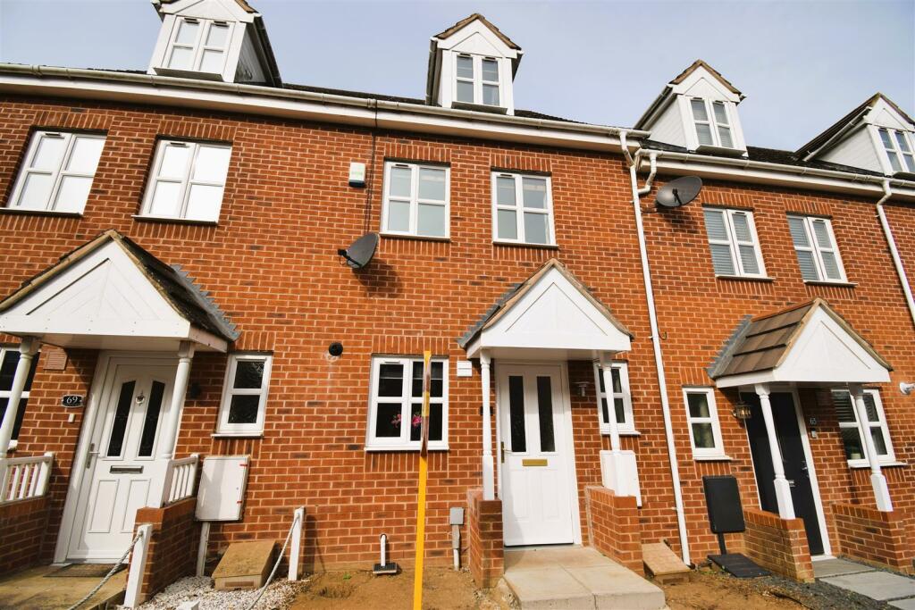 3 bedroom house for sale in Farnborough Drive, Daventry, NN11