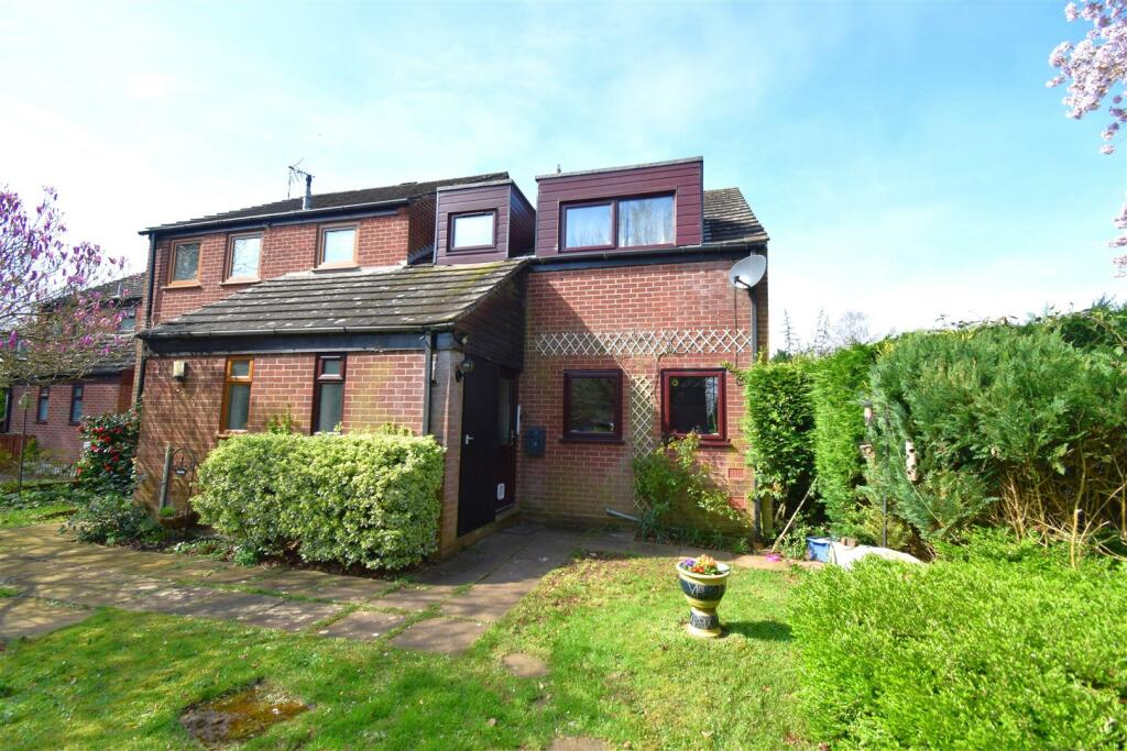 3 bedroom end of terrace house for sale in Robertson Close, Clifton