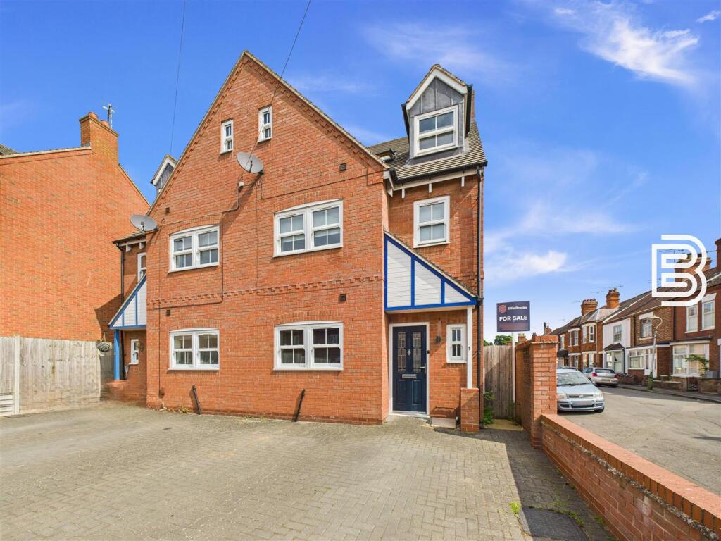 5 bedroom semi-detached house