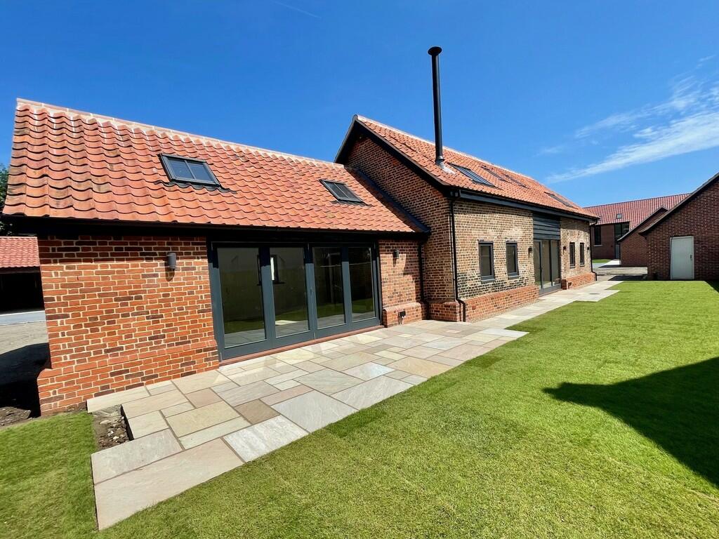 4 bedroom barn conversion for sale in Dairy Farm Gardens, Yarmouth Road