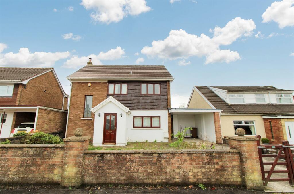 4 bedroom detached house for sale in Hengoed Road, Penpedairheol
