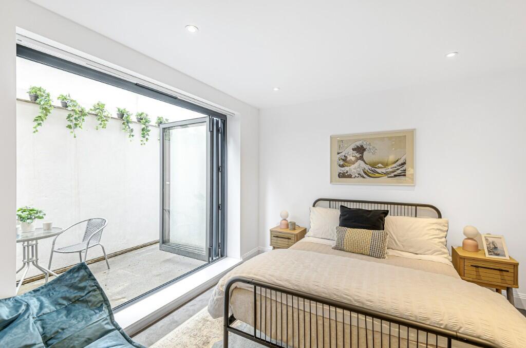 Main image of property: 44 Balham New Road, London, SW12