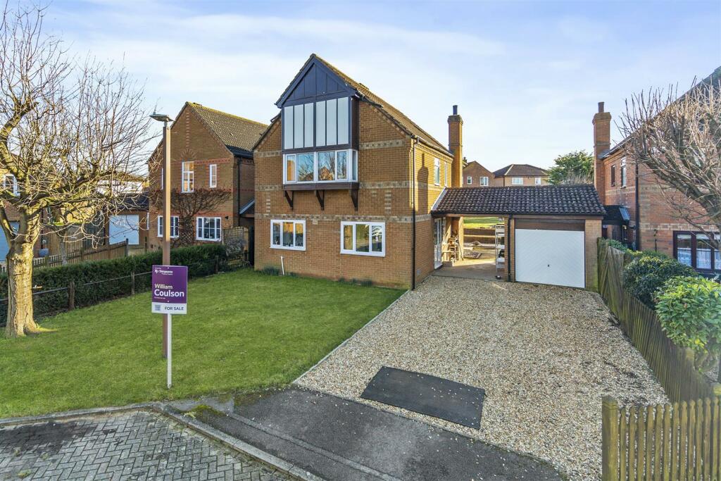 4 bedroom detached house for sale in Priors Park, Emerson Valley