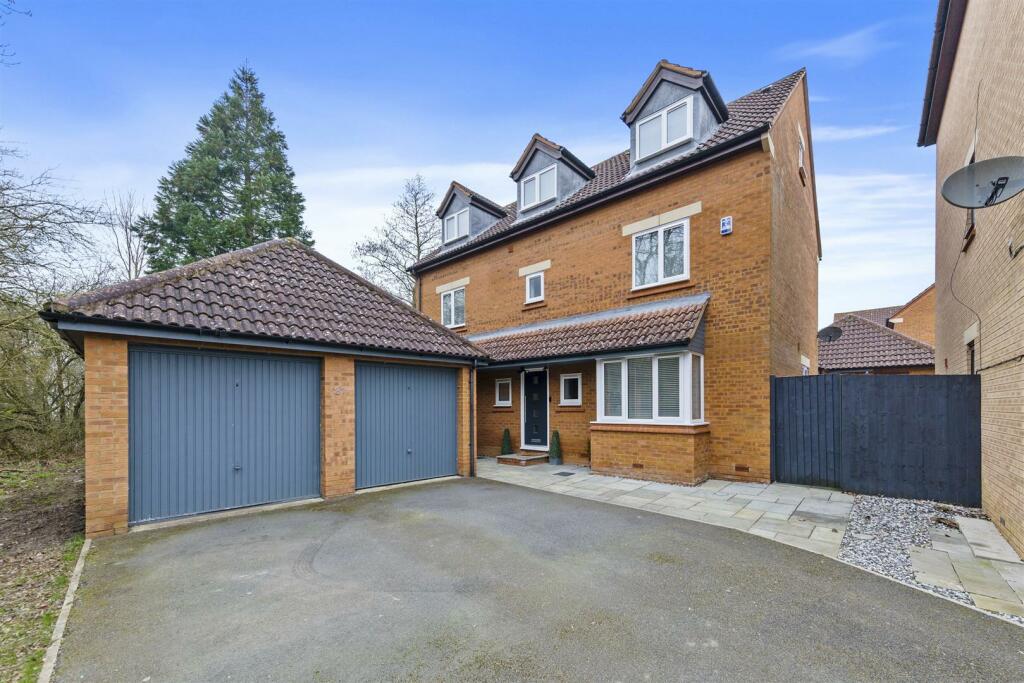 5 bedroom detached house for sale in Langport Crescent, Oakhill, Milton