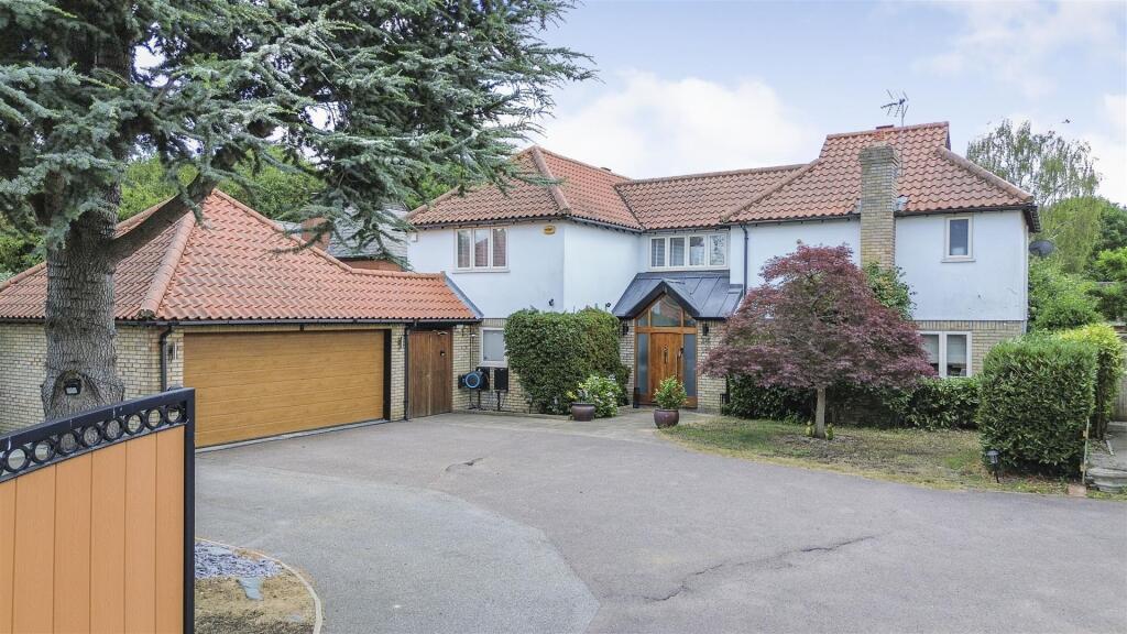 Main image of property: Linceslade Grove, Loughton, Milton Keynes