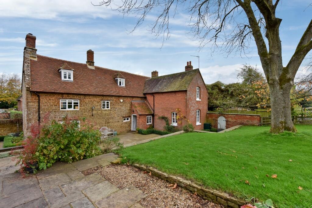 6 bedroom country house for rent in Stockwell Lane, NN11