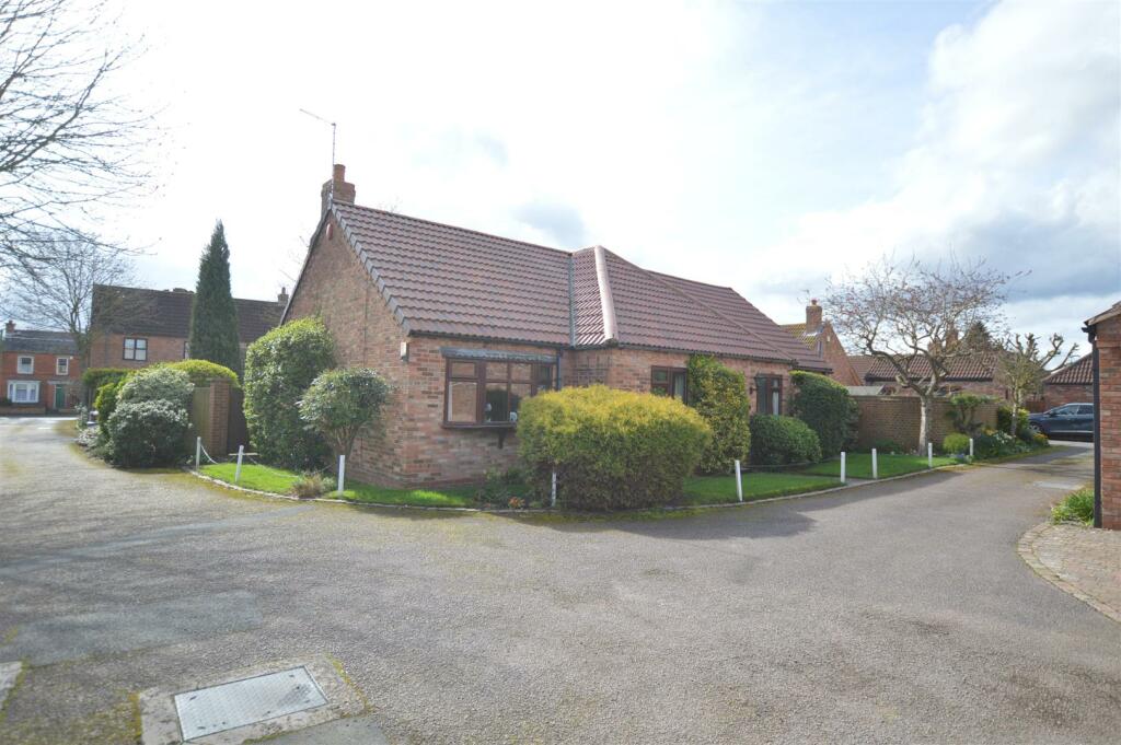 3 bedroom bungalow for sale in Manor Close, Long Whatton, Loughborough