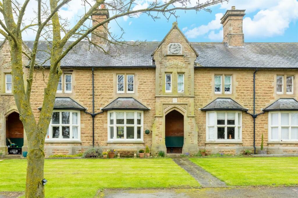 2 bedroom terraced house for sale in Cricks Retreat, Great Glen