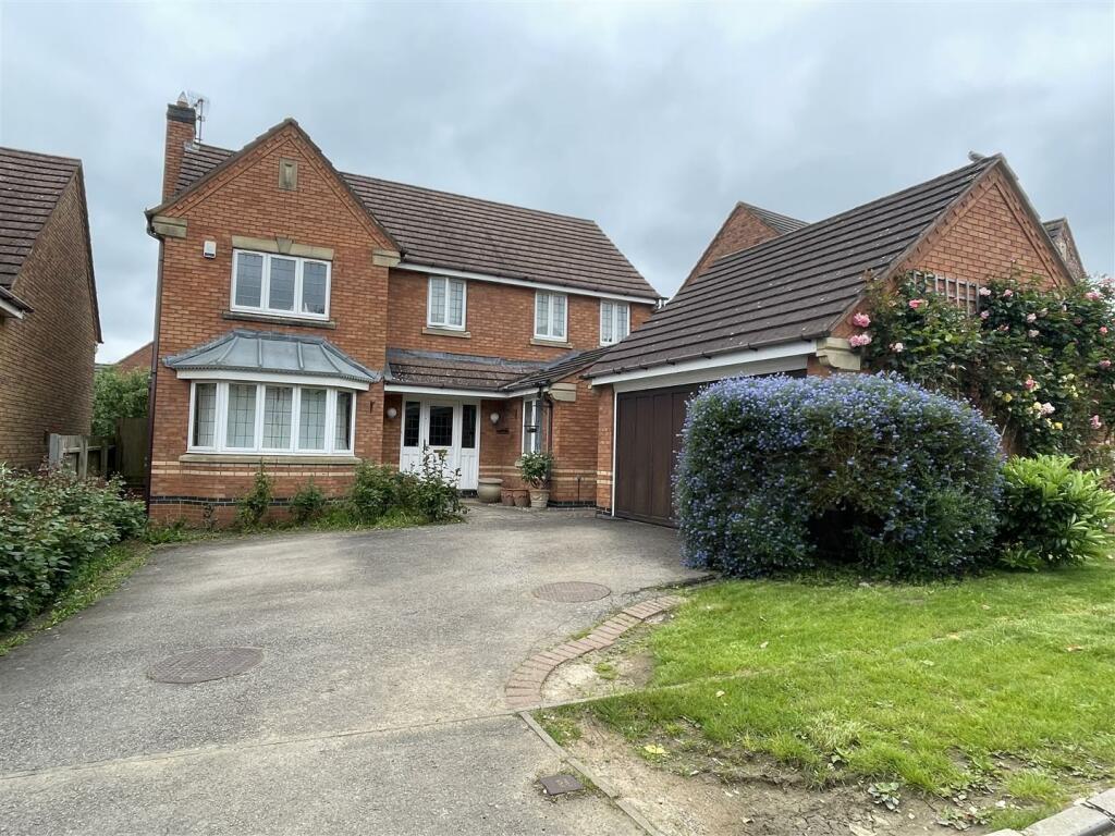 4 bedroom detached house for rent in Roundhill Close, Market Harborough