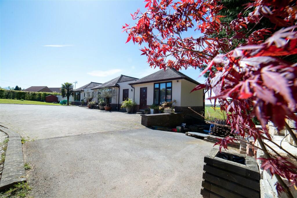 5 bedroom detached house for sale in Coxmoor Road, Suttoninashfield, Nottinghamshire, NG17 5LF