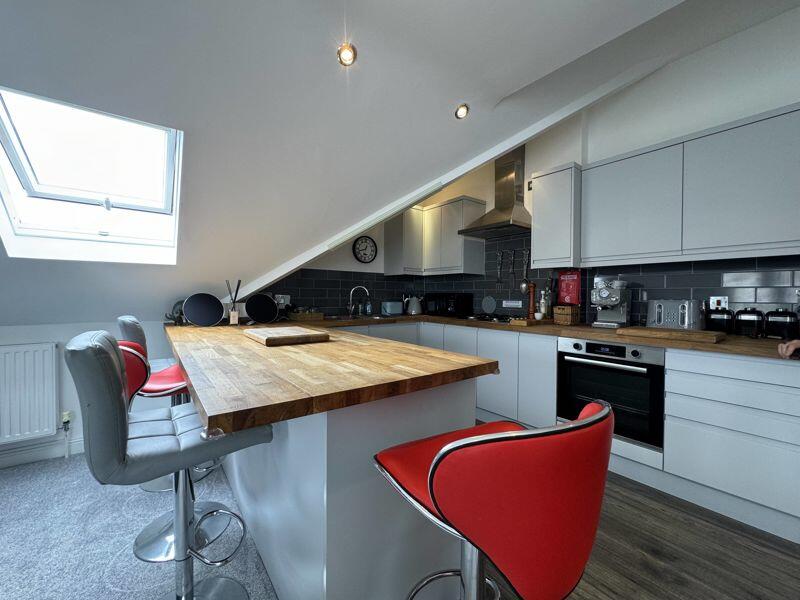 Additional property image - PRIME PENTHOUSE APARTMENT 5 MINS TO BEACH & TOWN WITH PARKING