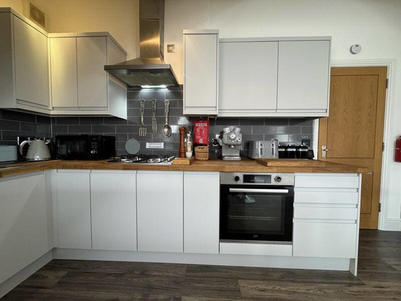 Additional property image - PRIME PENTHOUSE APARTMENT 5 MINS TO BEACH & TOWN WITH PARKING