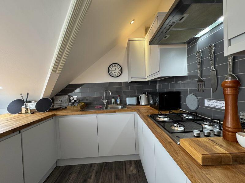 Additional property image - PRIME PENTHOUSE APARTMENT 5 MINS TO BEACH & TOWN WITH PARKING