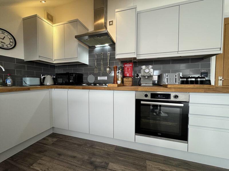 Additional property image - PRIME PENTHOUSE APARTMENT 5 MINS TO BEACH & TOWN WITH PARKING