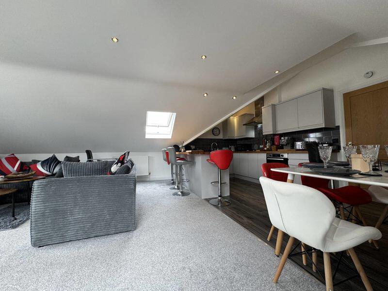 Additional property image - PRIME PENTHOUSE APARTMENT 5 MINS TO BEACH & TOWN WITH PARKING