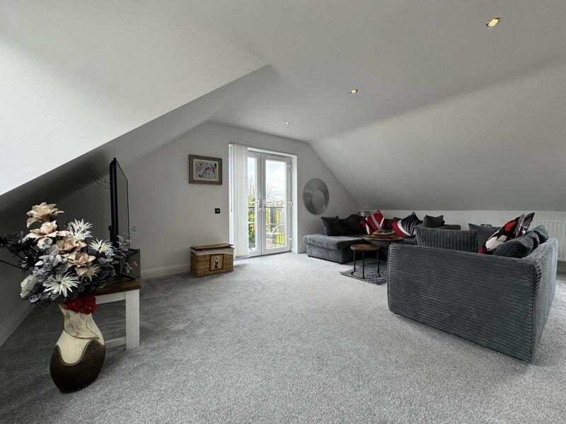 Additional property image - PRIME PENTHOUSE APARTMENT 5 MINS TO BEACH & TOWN WITH PARKING