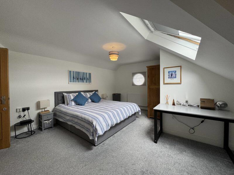 Additional property image - PRIME PENTHOUSE APARTMENT 5 MINS TO BEACH & TOWN WITH PARKING