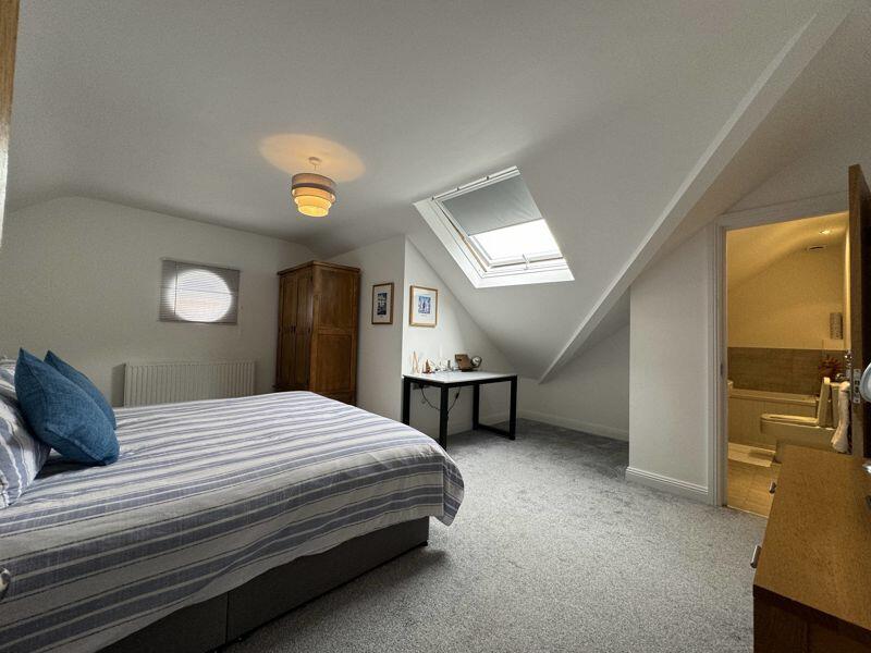 Additional property image - PRIME PENTHOUSE APARTMENT 5 MINS TO BEACH & TOWN WITH PARKING