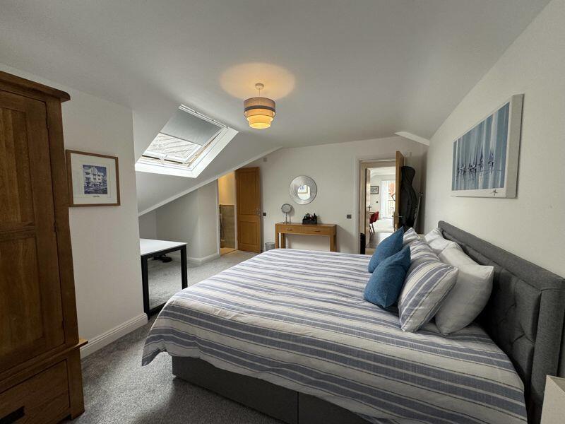 Additional property image - PRIME PENTHOUSE APARTMENT 5 MINS TO BEACH & TOWN WITH PARKING