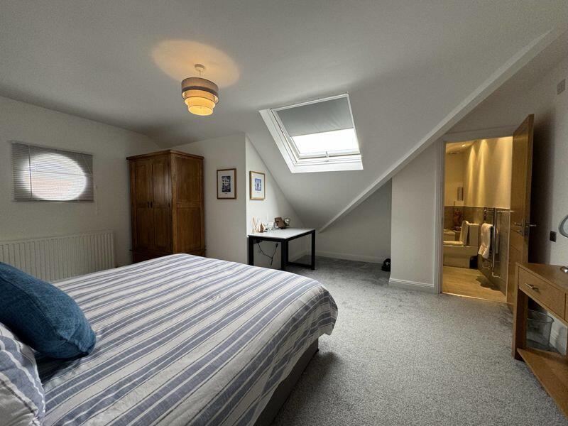 Additional property image - PRIME PENTHOUSE APARTMENT 5 MINS TO BEACH & TOWN WITH PARKING