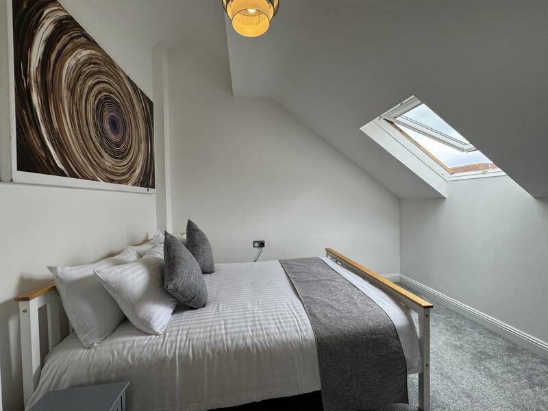 Additional property image - PRIME PENTHOUSE APARTMENT 5 MINS TO BEACH & TOWN WITH PARKING