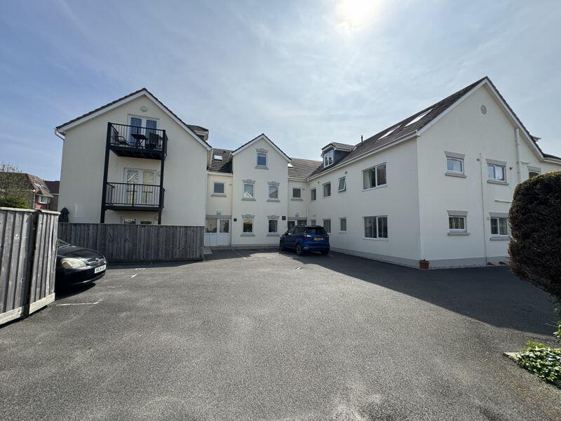 Additional property image - PRIME PENTHOUSE APARTMENT 5 MINS TO BEACH & TOWN WITH PARKING