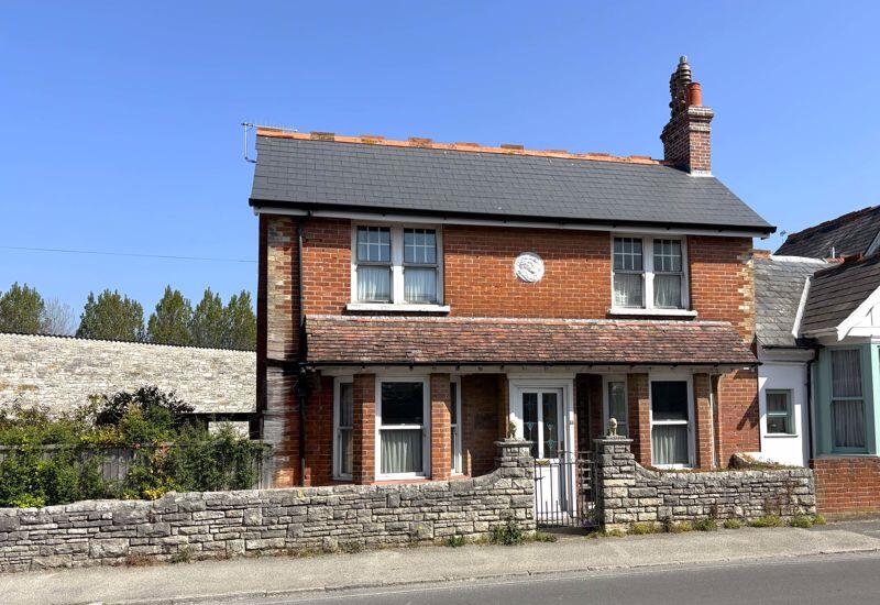 Main image of property: 3 BEDROOM FAMILY HOME WITH PARKING CLOSE TO TOWN CENTRE