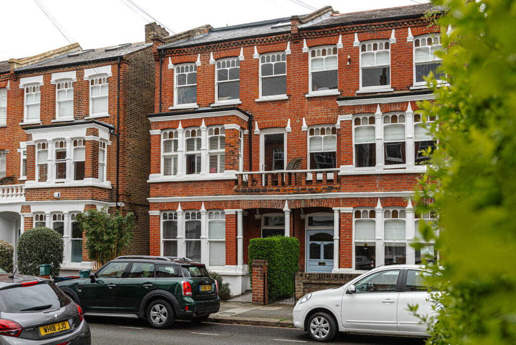 3 bedroom flat for sale in Ennismore Avenue, Chiswick, W4