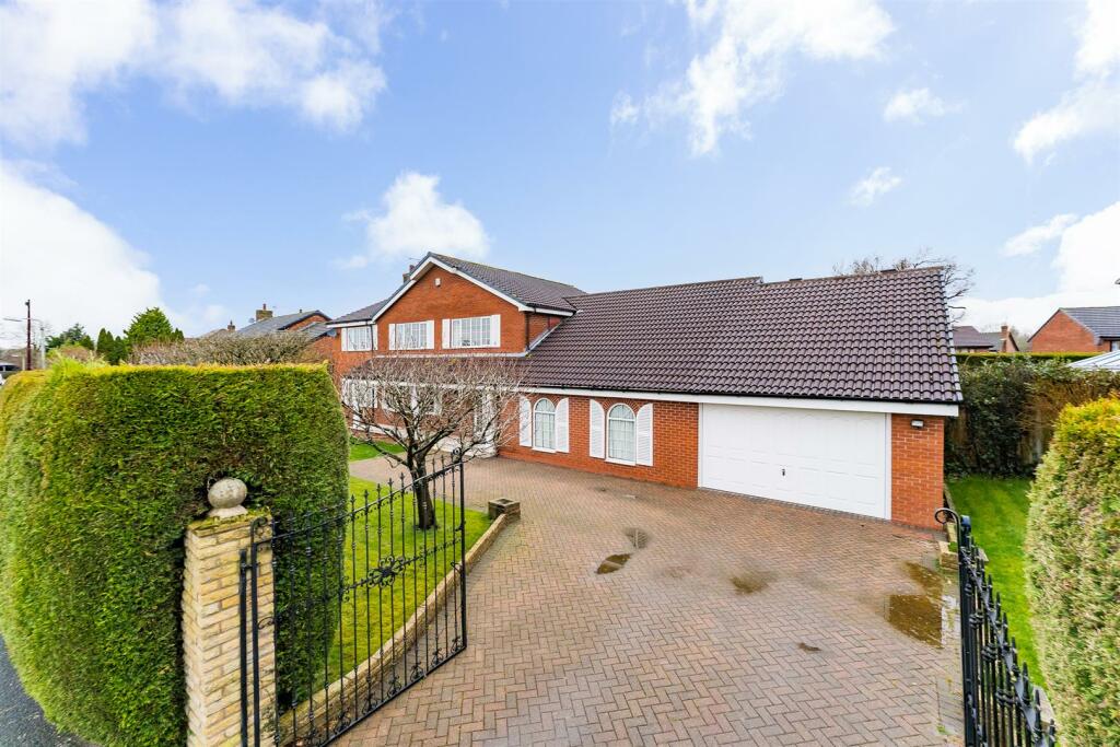 6 bedroom detached house for sale in Moors Lane, Winsford, CW7