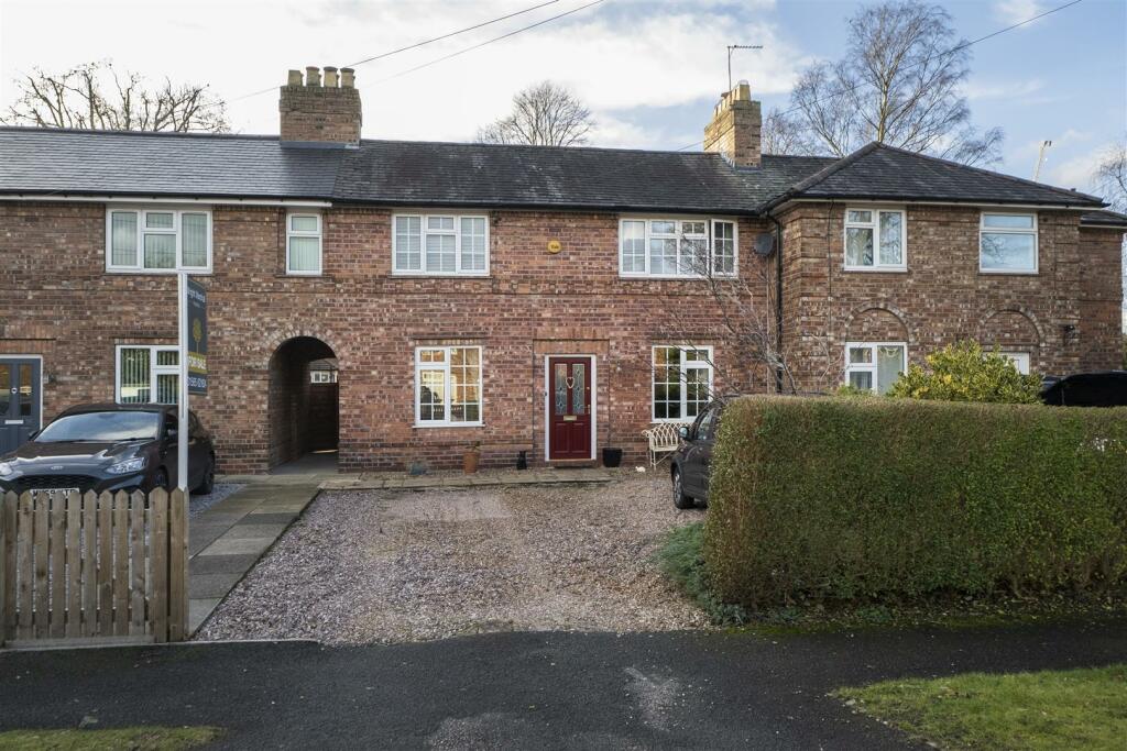 3 bedroom terraced house for sale in Heathfield Square, Knutsford, WA16