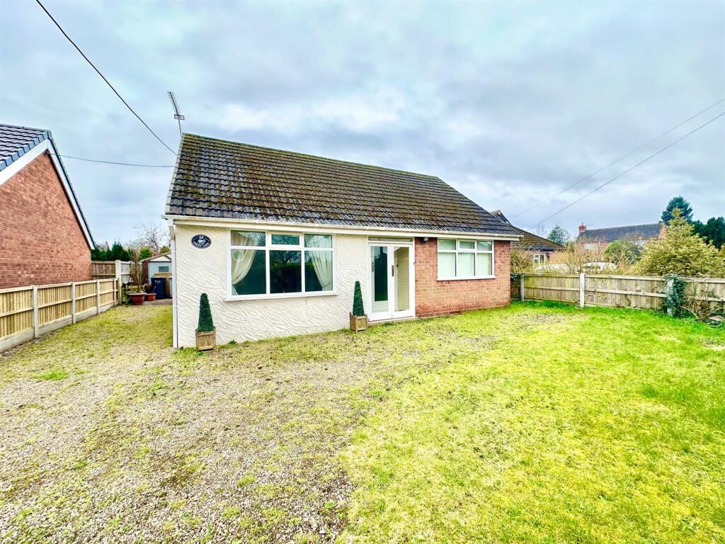 2 bedroom bungalow for sale in Green Lane, Willaston, Cheshire, CW5