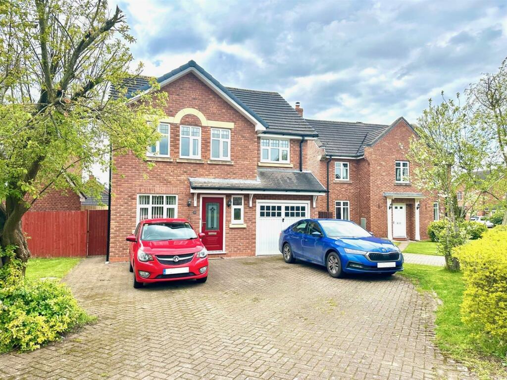 4 bedroom detached house for sale in Hawksey Drive, Stapeley, Cheshire, CW5