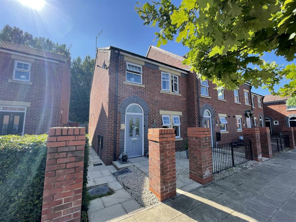 3 bedroom semidetached house for sale in Western Way, Winnington