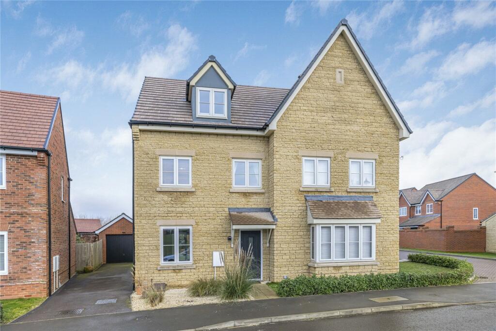 3 bedroom semidetached house for sale in Collington Way, Kingston