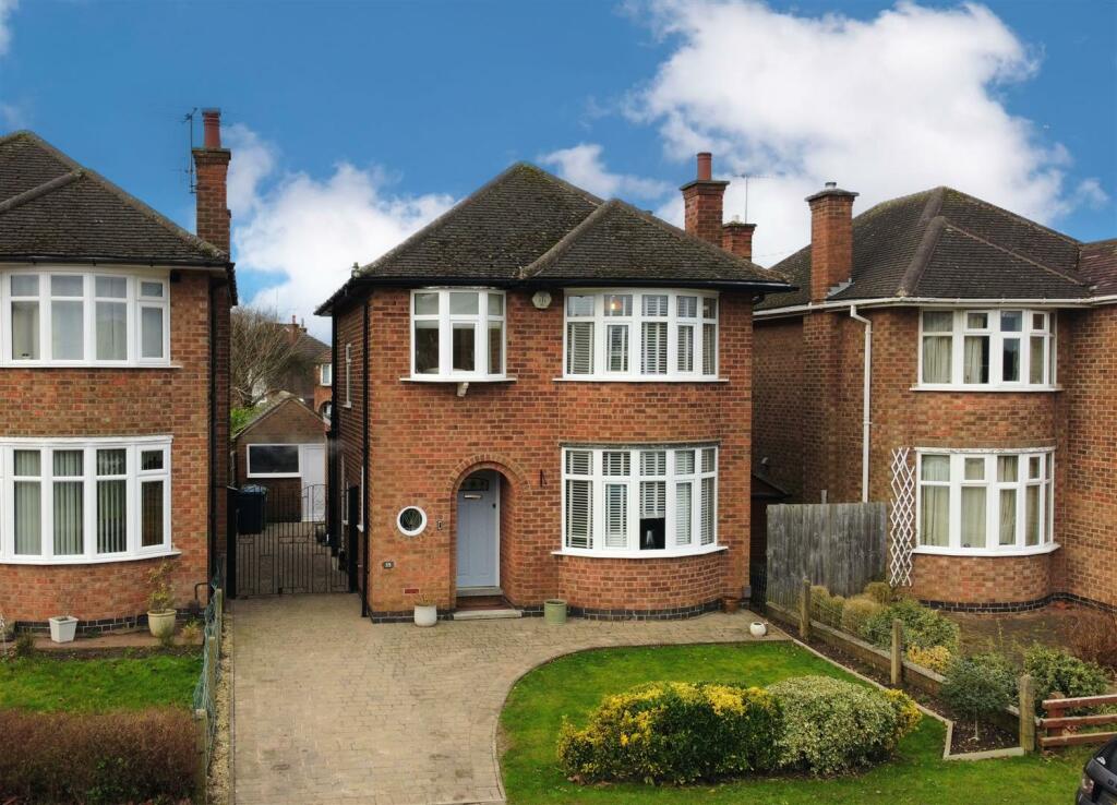3 bedroom detached house for sale in Waddington Drive, West Bridgford