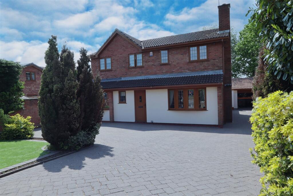 4 bedroom detached house for sale in Essington Road, Willenhall, West