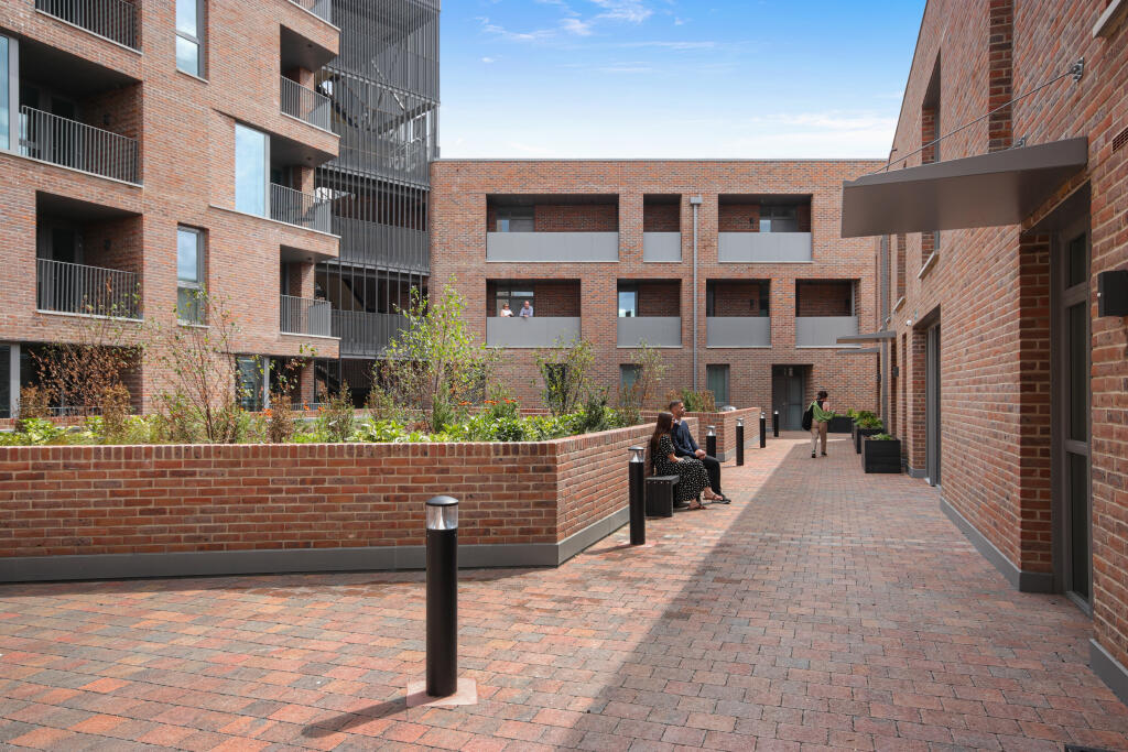 3 bedroom duplex for sale in Park North, Seven Sisters, London, N15