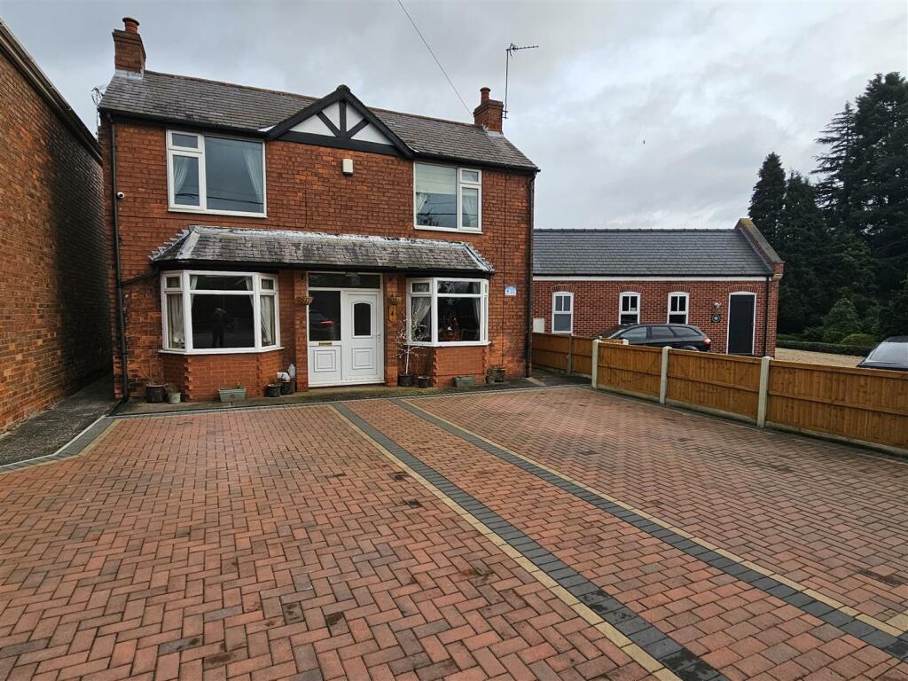 4 bedroom detached house for sale in Newark Road, Tuxford, Newark, NG22