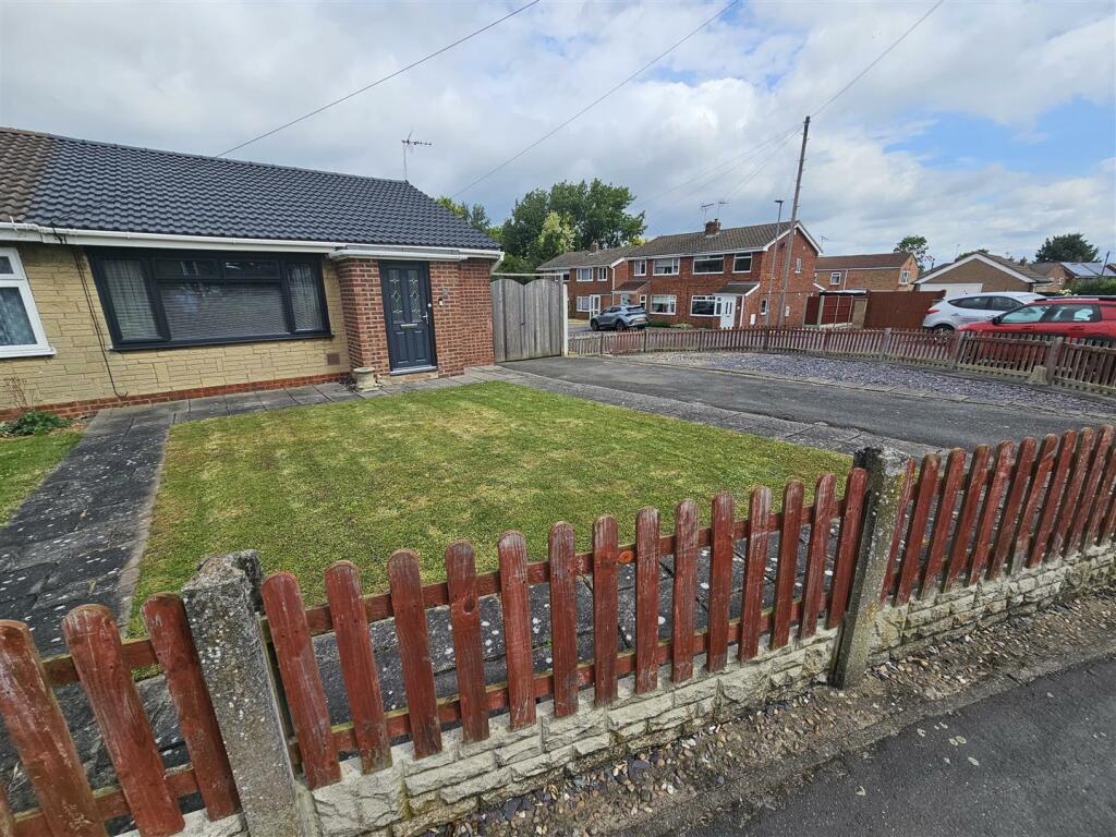 2 bedroom semidetached bungalow for sale in Linden Avenue, Tuxford