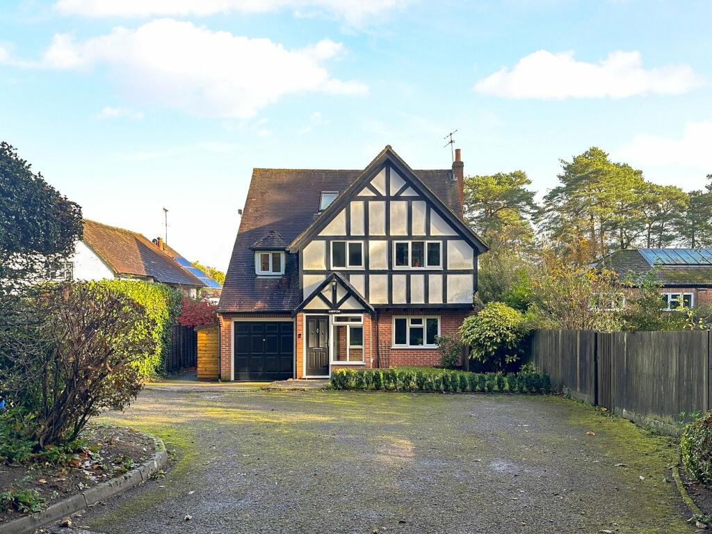 4 bedroom detached house for sale in Hammer Lane, Grayshott, Hindhead