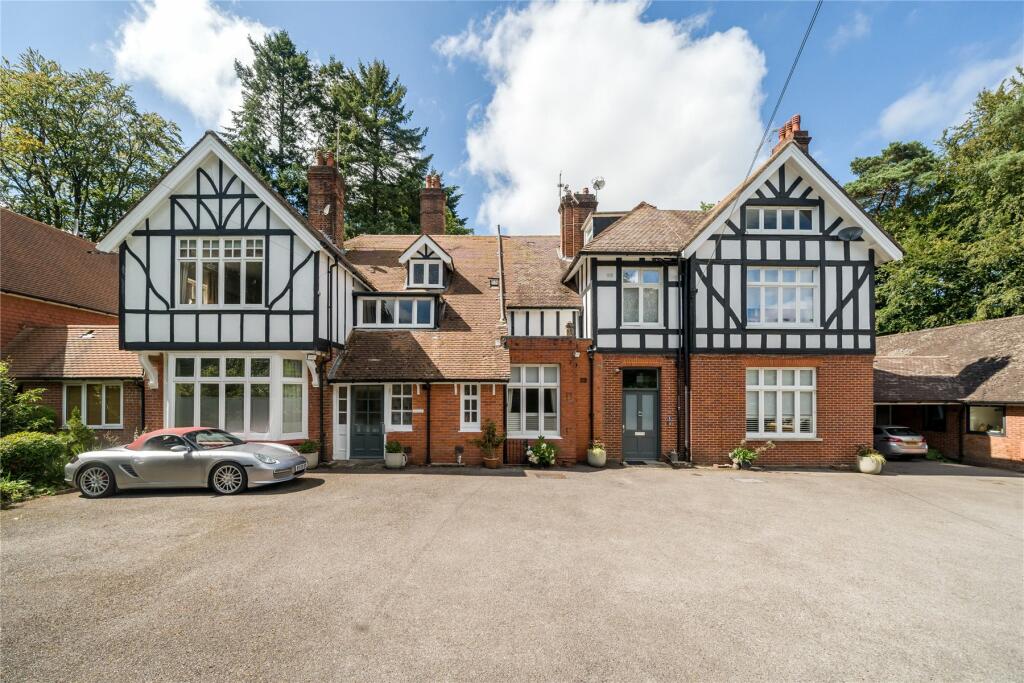 2 bedroom flat for sale in Tower Road, Hindhead, Surrey, GU26