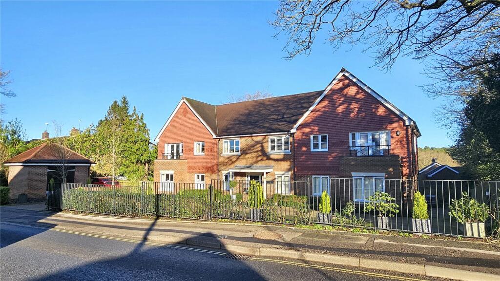 2 bedroom flat for sale in Headley Road, Grayshott, Hindhead, Hampshire