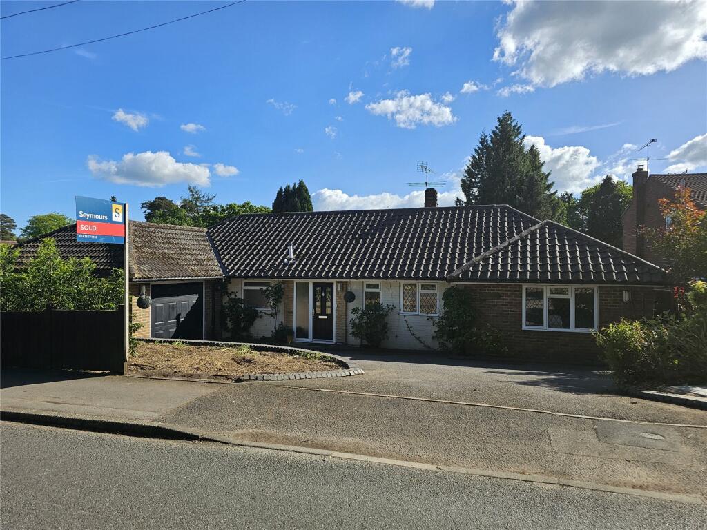 3 bedroom bungalow for sale in Crossways Road, Grayshott, Hindhead