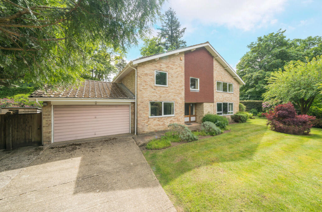 4 bedroom detached house for sale in Rozeldene, Hindhead, Surrey, GU26